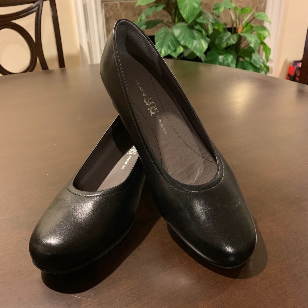 BLACK HEELS
